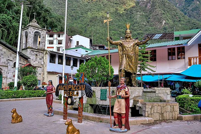 曾經被遺忘的迷霧印加古城 【Machu Picchu & 熱水鎮】 馬丘比丘完全攻略 14 從購票處在轉個彎就會抵達到中央廣場。廣場的正式名稱為 Plaza Manco Capac。廣場中間有一個印加帝國的第九位統治者,帕查庫提 (Pachacutec Inca Yupanqui) 的雕像。在這裡可以跟標誌性的“馬丘比丘鎮”合影一下