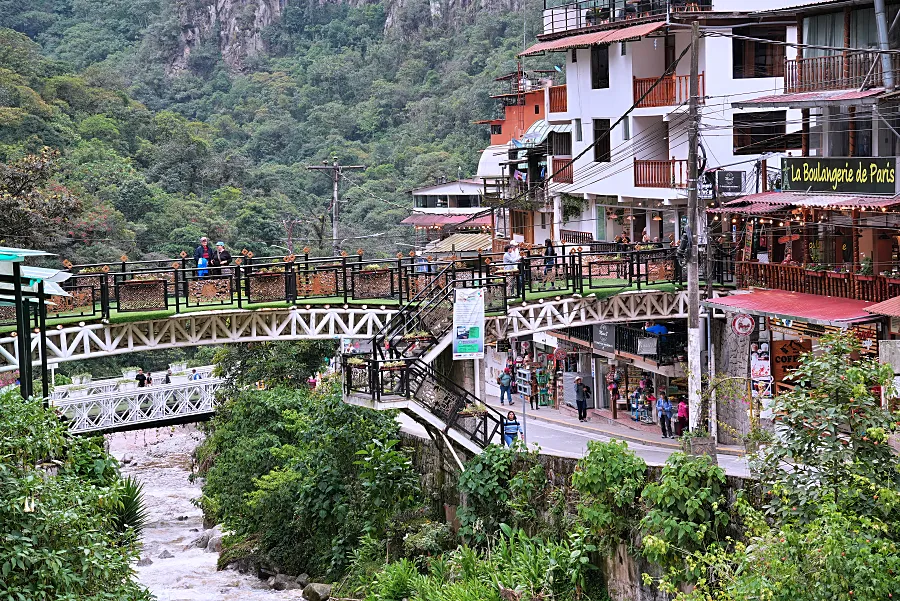 曾經被遺忘的迷霧印加古城 【Machu Picchu & 熱水鎮】 馬丘比丘完全攻略 12 其實我覺得熱水鎮頗有特色,有好幾座橋。下面是烏魯班巴河,當時過去的季節,水流非常的急!