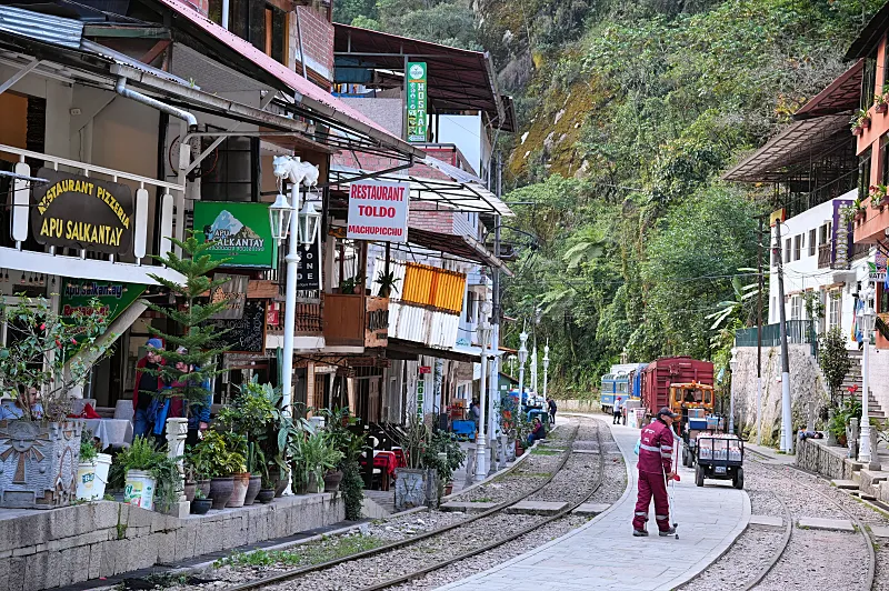 曾經被遺忘的迷霧印加古城 【Machu Picchu & 熱水鎮】 馬丘比丘完全攻略 9
我們就在派對的氛圍下,抵達到熱水鎮(Aguas Calientes)。下車後,可以就沿著鐵路軌道一直走就能到市中心。這個鎮不是很大,基本上只要是住宿在裡面,都可以走到鎮上的任何地點。