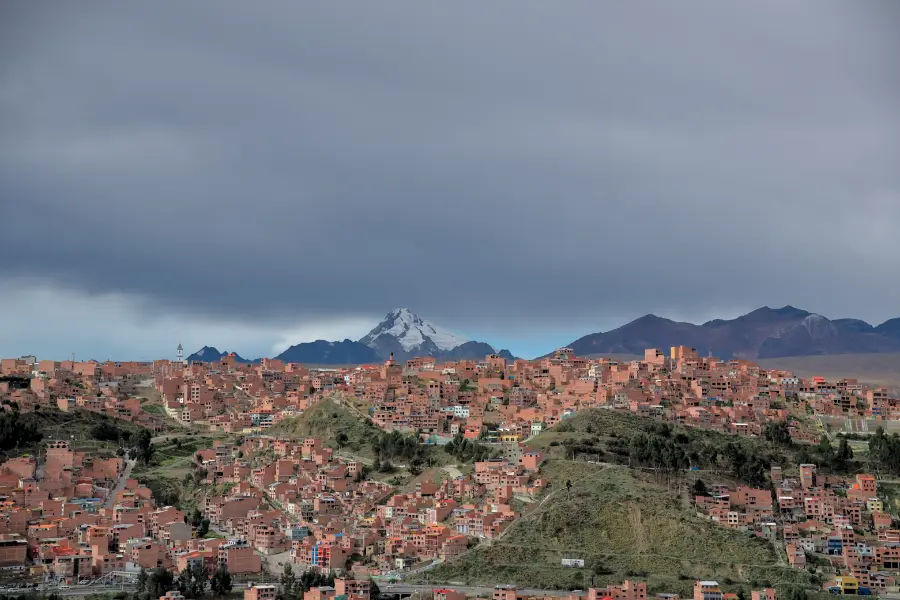 玻利維亞拉巴斯:世界最高的首都;最大的纜車運輸系統 La Paz 旅遊指南 3 玻利維亞的拉巴斯市,其周圍環繞著安地斯山脈,遠處可見懷納波托西山(Huayna Potosí)。