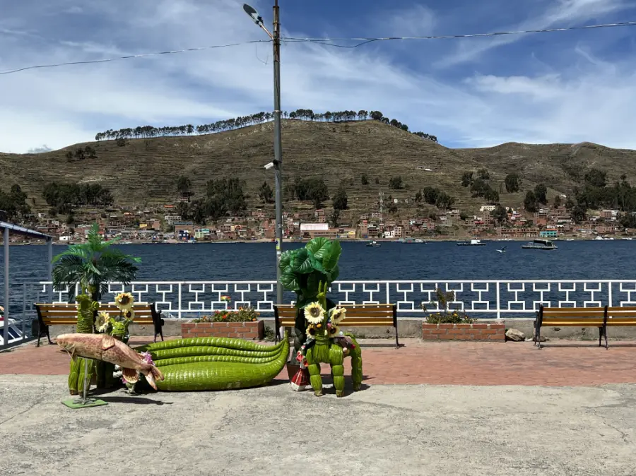 玻利維亞拉巴斯:世界最高的首都;最大的纜車運輸系統 La Paz 旅遊指南 7 我從的的喀喀湖搭巴士過來拉巴斯的時候,需經由提基納海峽(Strait of Tiquina)渡口,公車上的旅客會下車搭小船過峽(需另外付費),司機將車輛用浮橋渡運,我覺得是一個挺有意思的體驗。