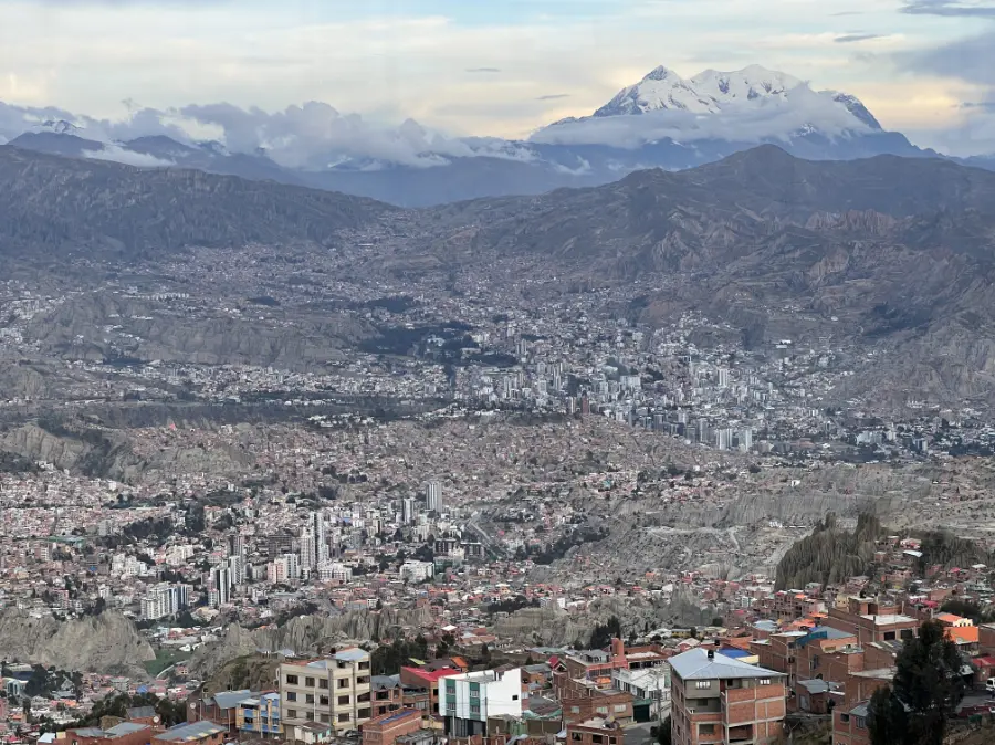 玻利維亞拉巴斯:世界最高的首都;最大的纜車運輸系統 La Paz 旅遊指南 19 有至少有12座海拔超過6000公尺的山峰在玻利維亞