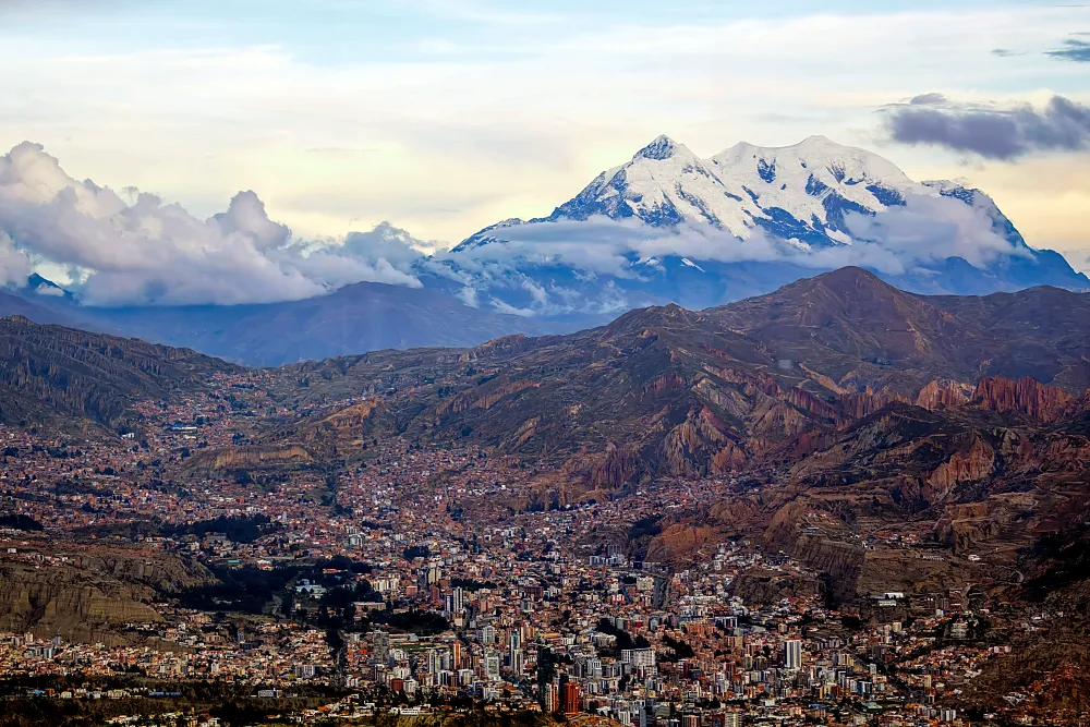 玻利維亞有12座海拔超過6000公尺的山峰。