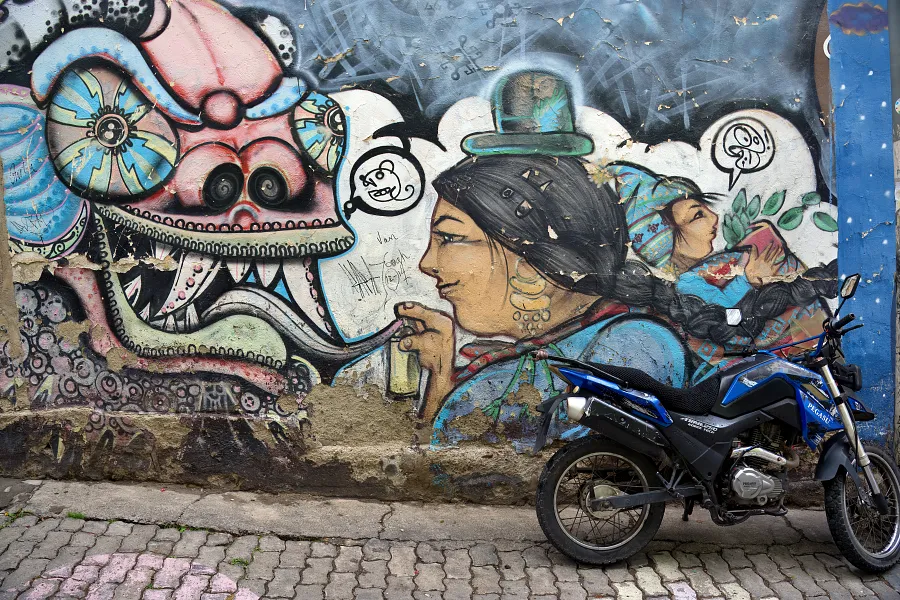 市區的街頭上隨處可見現代藝術和當地傳統文化融合的塗鴉，很有特色。