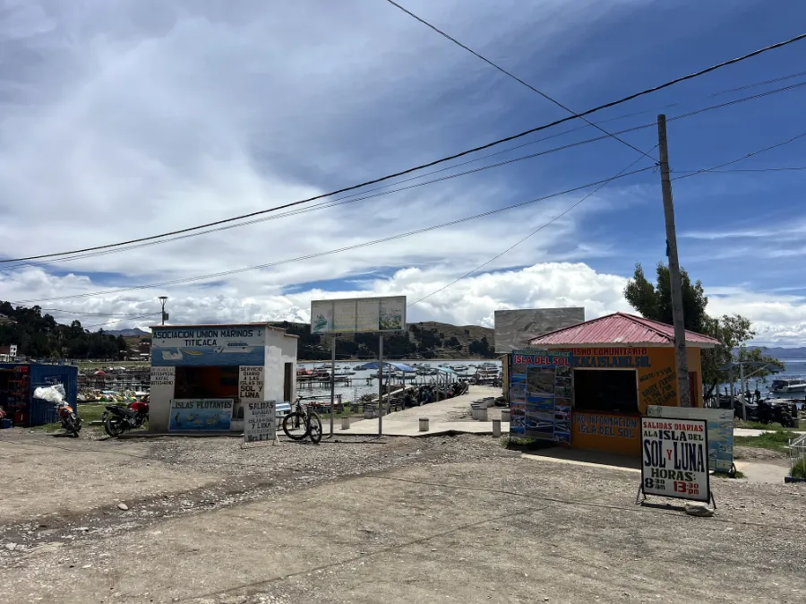 碼頭相當的小，就有幾個攤位銷售船票。