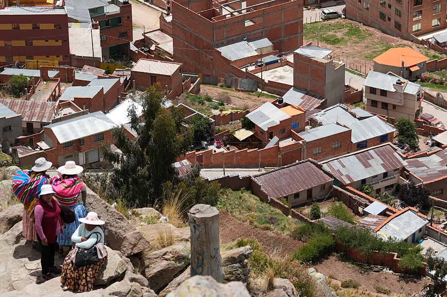 路上也看到許多當地人在爬去上面的寺廟，看著他們都還背著一大包的東西。還能這樣爬，由衷的感到佩服。