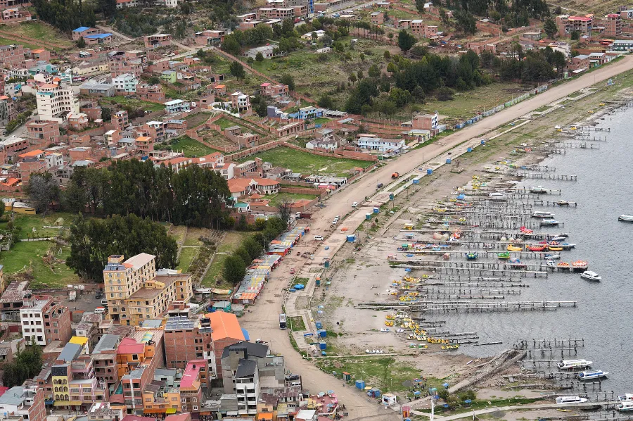 從卡爾瓦里奧山 (Cerro Calvario) 俯瞰科帕卡巴納 (Copacabana)的經典景色。