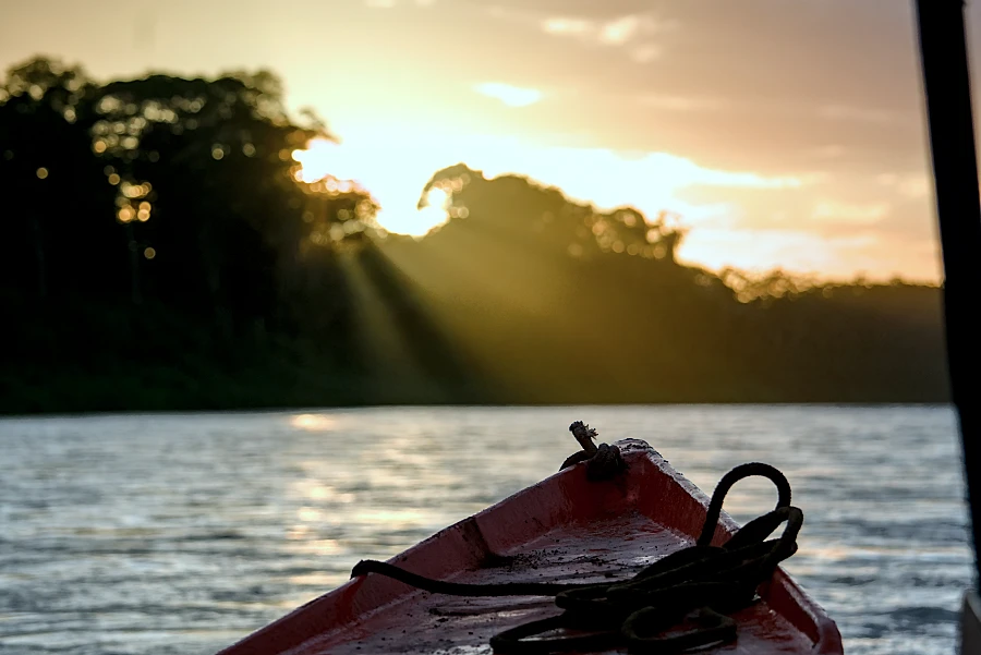 一早起來在清晨的陽光要準備亞馬遜探險之旅感覺真的很夢幻。