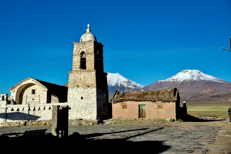 Iglesia de Curahuara de Carangas與背後的火山。