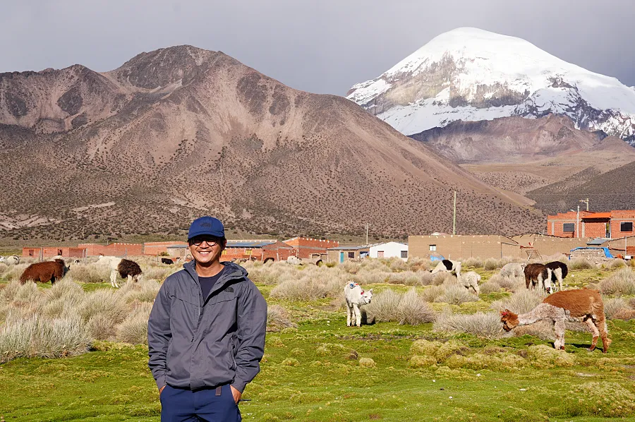 當地的艾馬拉人至今仍保持著傳統的生活方式：放牧。在我的住宿後面就有許多羊駝在低頭吃草。
