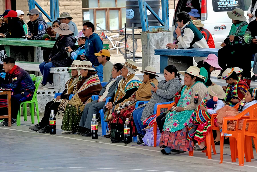 第三天我要去健行的路上，居民在小學戶外活區在辦一些活動。當地人居民都是艾馬拉人居多，感覺鎮上的居民僅有幾百人左右。