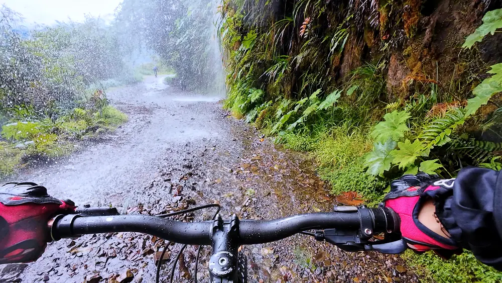 騎車在瀑布這一段還蠻有趣的，瀑布的水會直接傾瀉到我的身上！