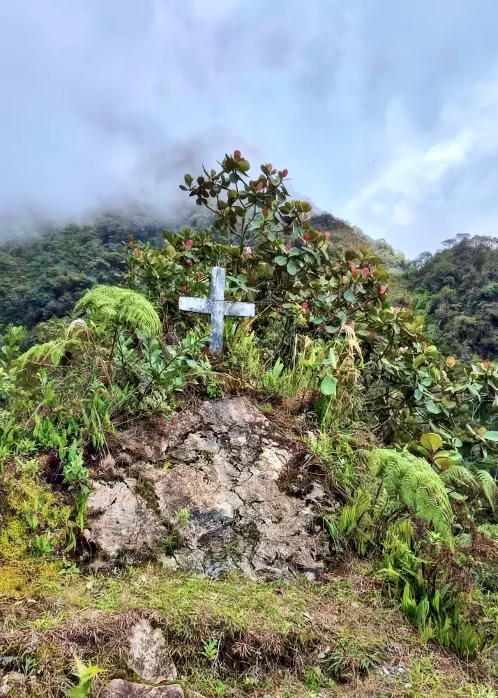 在死亡公路的某些轉彎處，我可以看到路邊有十字架，那是紀念在此喪生者的標記。