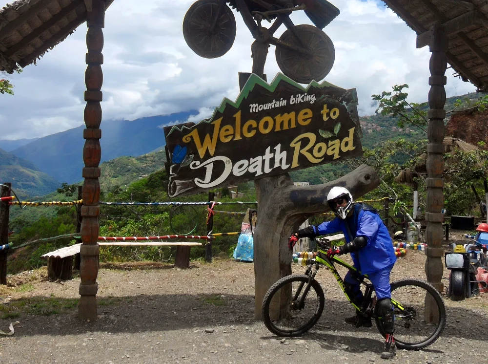 在最後的死亡公路標誌牌的拍照回憶。