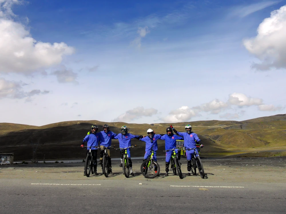 在山口往死亡公路出發前，我們一群人先拍了一個大合照。