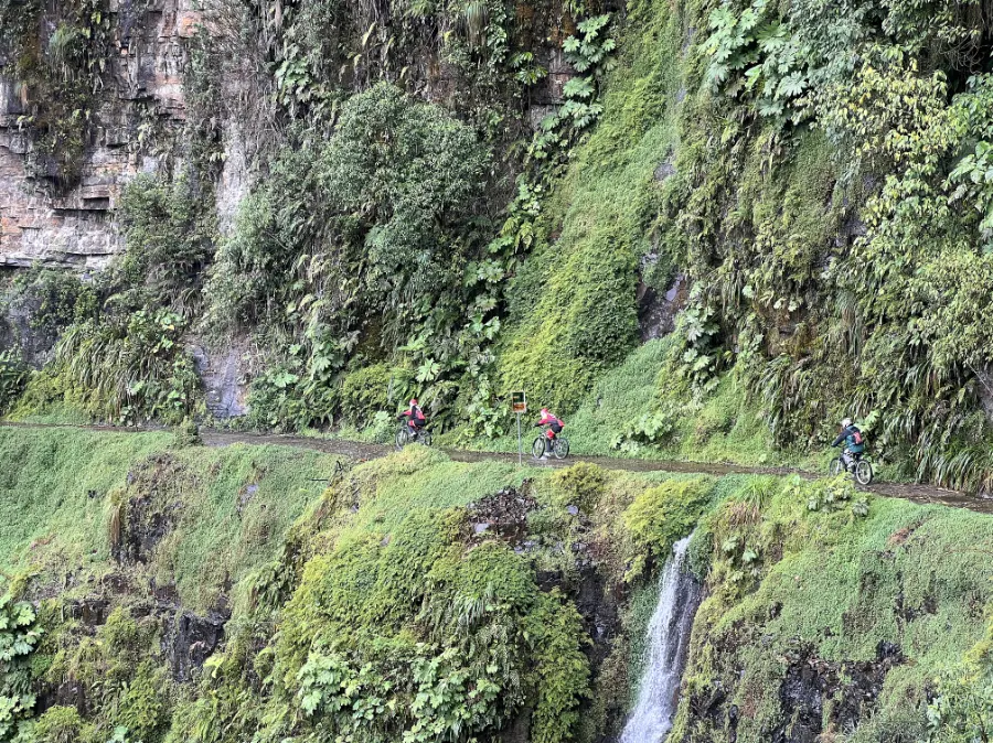這條路最令人驚嘆的特點，是它必須穿越地球上其中一個最陡峭的地形，安地斯山脈東面的「雲霧森林」地帶。