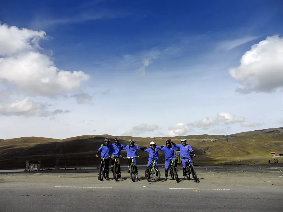 往死亡公路出發前的大合照