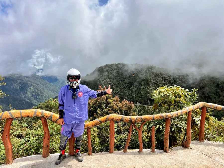 我們先在吃個早餐，做個短暫休息後便出發到真正的世界上最危險的公路！