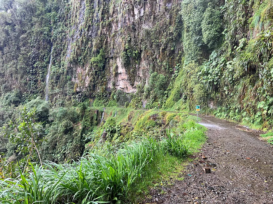 在路上我們經過了幾段小型瀑布，這幾段的路面變成潮濕，有些地方還有泥漿。