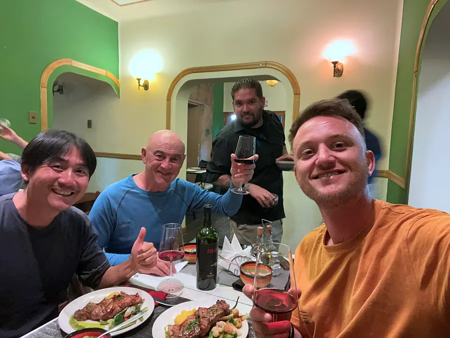 跟一起騎的阿根廷老先生跟烏拉圭新朋友一起吃晚餐