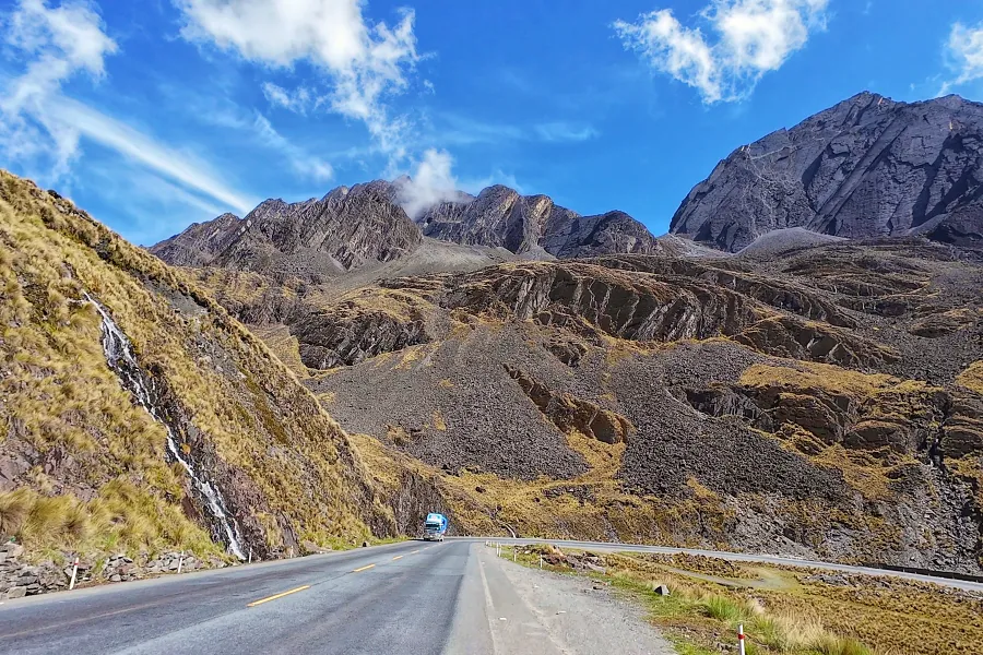 3號公路的瀝青路面的一路下滑，不太需要踩踏。
