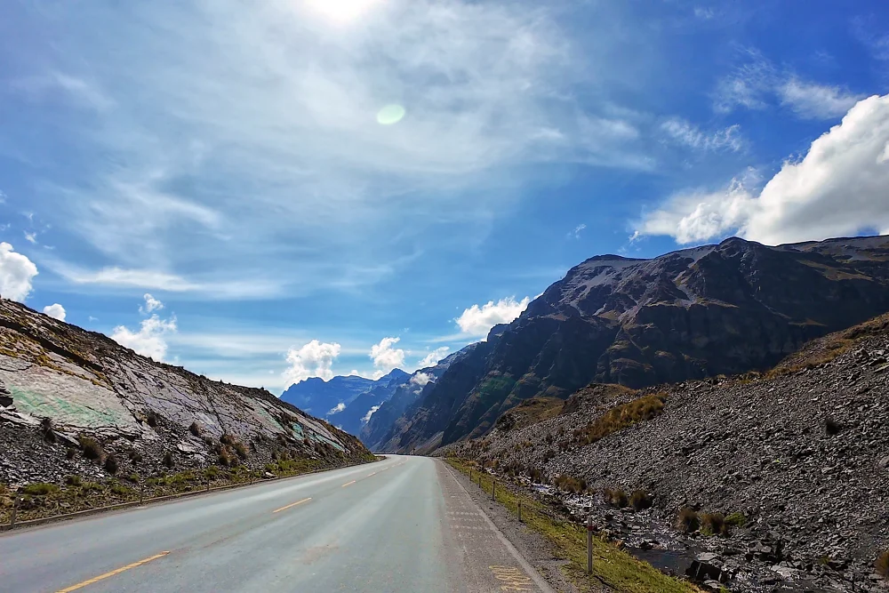 從拉昆布雷山口 (La Cumbre Pass) 出發時，能看到周圍的雪山。