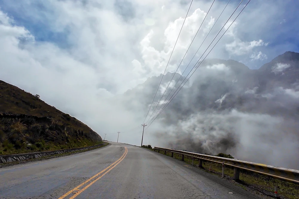 中間有一小段的山口的霧氣濃厚。