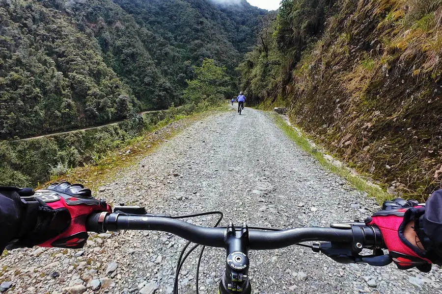 開始騎的時候，就能看到左邊死亡公路的路道，就覺得會很刺激的感覺！