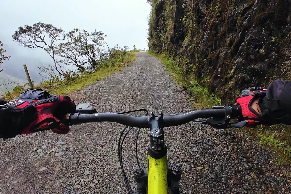 有些路段寬度就只有狹窄的3-3.5公尺，旁邊就是懸崖。