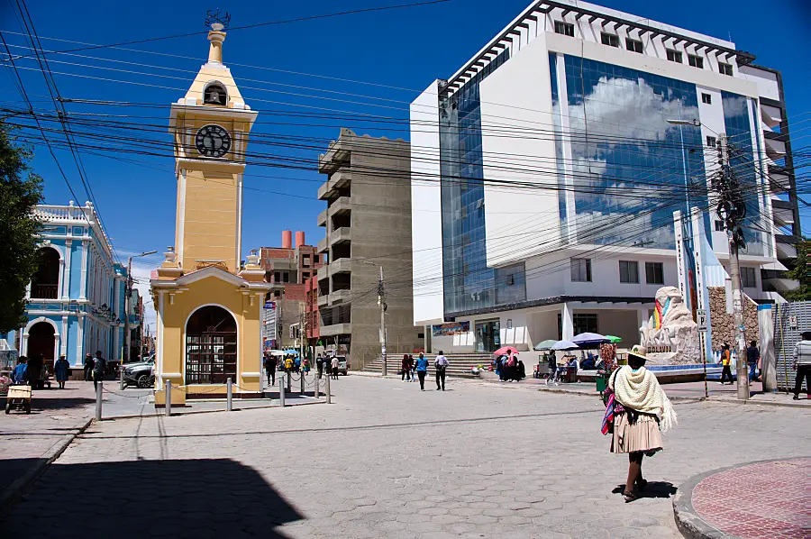 玻利維亞上的白色鹽沼 Uyuni:行走在地球上最大的鏡子 — 烏尤尼完全旅遊攻略 7 烏尤尼小鎮的主廣場附近有戶外市集跟許多餐廳。