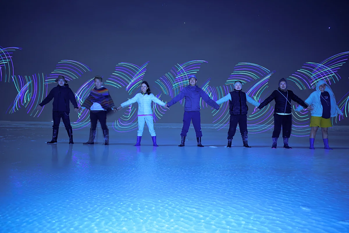 玻利維亞上的白色鹽沼 Uyuni:行走在地球上最大的鏡子 — 烏尤尼完全旅遊攻略 10 拍這種有趣的照片需要一直維持姿勢不能亂動,如果一動的話照片就會模糊掉。在冷天的狀態下其實有點痛苦,但是拍出的效果是挺不錯的。