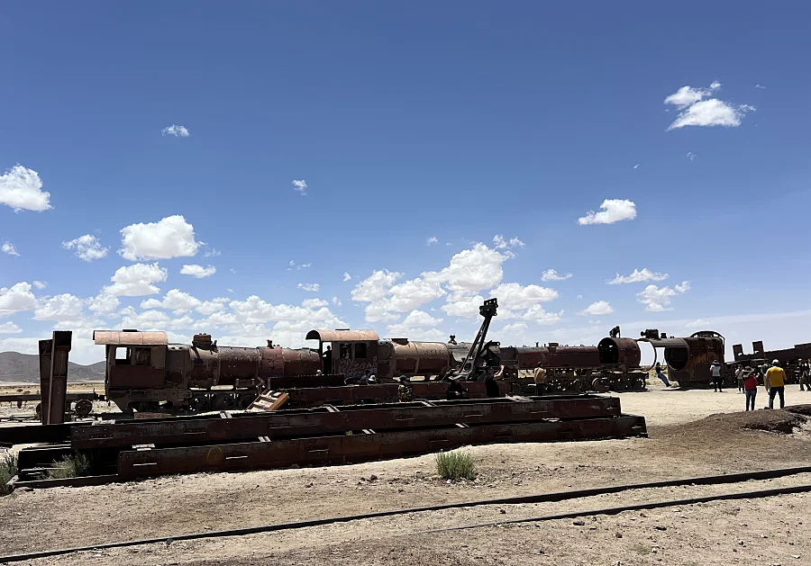 玻利維亞上的白色鹽沼 Uyuni:行走在地球上最大的鏡子 — 烏尤尼完全旅遊攻略 11 可以爬上去拍照,只是要注意安全,有些地方金屬邊緣鋒利。
