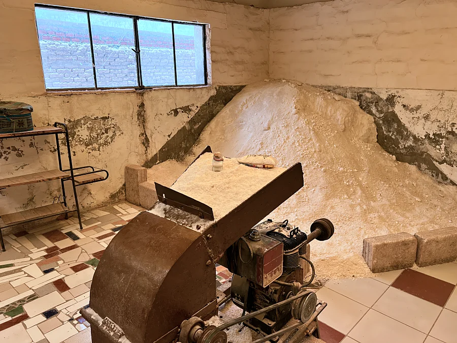 玻利維亞上的白色鹽沼 Uyuni:行走在地球上最大的鏡子 — 烏尤尼完全旅遊攻略 12 這裡有鹽工廠,導遊會說明製作過程。