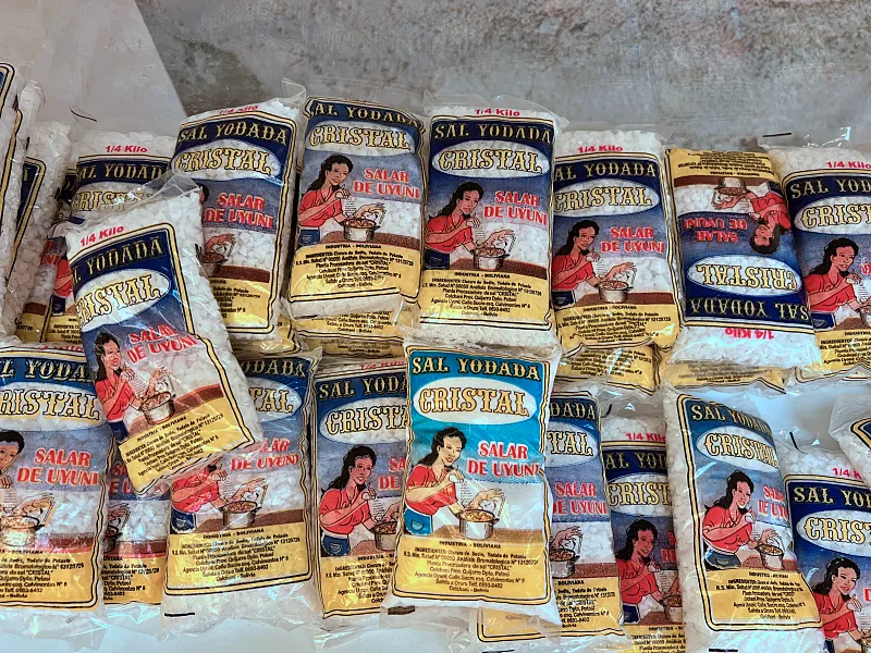 玻利維亞上的白色鹽沼 Uyuni:行走在地球上最大的鏡子 — 烏尤尼完全旅遊攻略 13 可以買回去煮菜看看,不過看起來好像都是粗鹽?