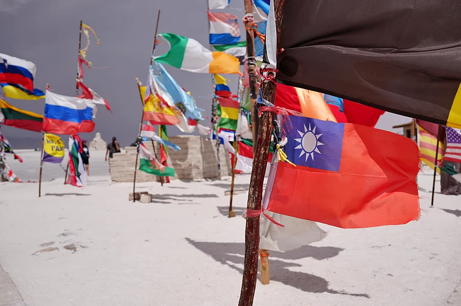 玻利維亞上的白色鹽沼 Uyuni:行走在地球上最大的鏡子 — 烏尤尼完全旅遊攻略 15 萬國旗廣場 (Plaza de las Banderas) 有來自世界各地的遊客留下的國旗飄揚在鹽沼中。台灣的國旗我找了一陣子才找到,跟其他國家的國旗比較相當小呀!