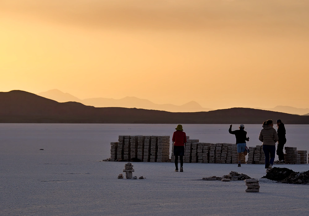 玻利維亞上的白色鹽沼 Uyuni:行走在地球上最大的鏡子 — 烏尤尼完全旅遊攻略 18 我們看完日落後才回住宿。