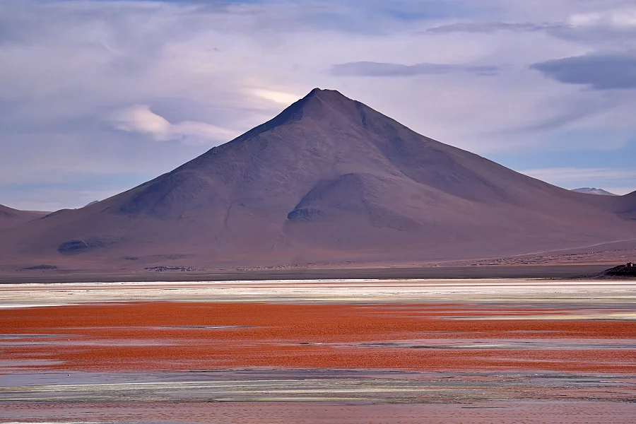 玻利維亞上的白色鹽沼 Uyuni:行走在地球上最大的鏡子 — 烏尤尼完全旅遊攻略 21 這種湖跟背後的山真的太不真實了!