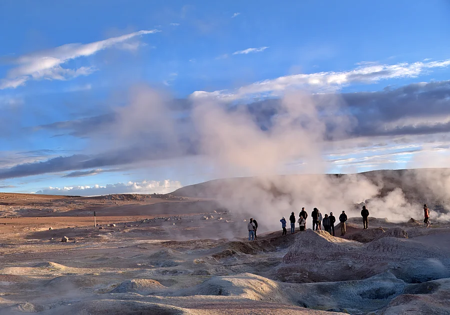 玻利維亞上的白色鹽沼 Uyuni:行走在地球上最大的鏡子 — 烏尤尼完全旅遊攻略 22 這裡比黃石公園更未開發,像是我可以很近距離地走近看間歇泉。