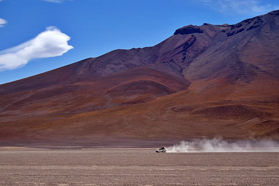 玻利維亞上的白色鹽沼 Uyuni:行走在地球上最大的鏡子 — 烏尤尼完全旅遊攻略 24 往智利的方向前進,這裡的場景已經跟我們出發的時候的白色沙漠完全不同了。