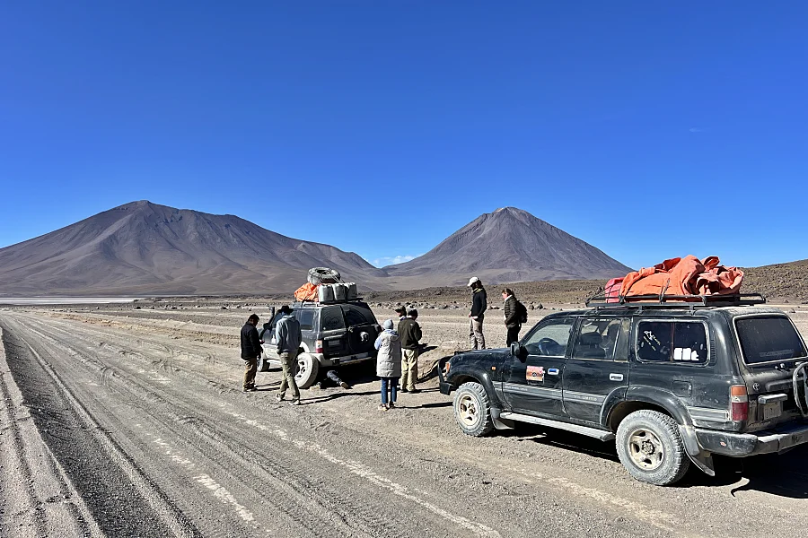 玻利維亞上的白色鹽沼 Uyuni:行走在地球上最大的鏡子 — 烏尤尼完全旅遊攻略 25 在途中另一台車還經歷了爆胎,導遊就下次協助他們。在這裡駕駛還是有它的難度在呀!