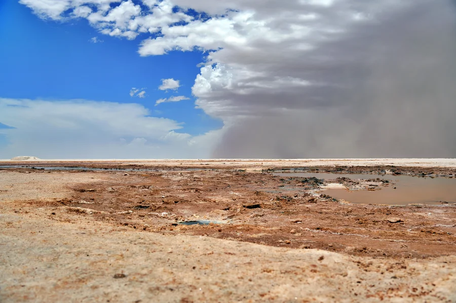 玻利維亞上的白色鹽沼 Uyuni:行走在地球上最大的鏡子 — 烏尤尼完全旅遊攻略 4 烏尤尼的天氣變化多端。抵達到這的時候,一邊已經是陰天,而另一邊是完全的放晴。