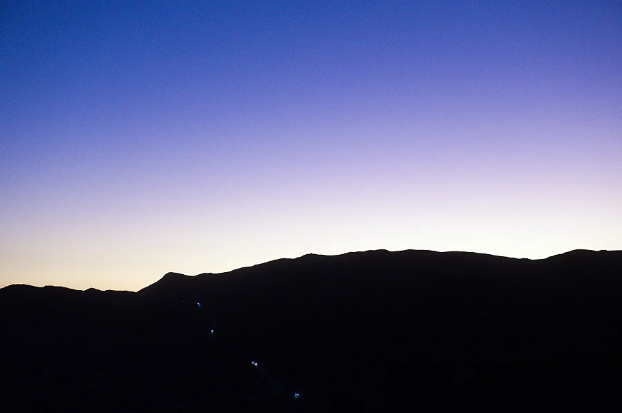 當夕陽西下，整個山谷會從金黃變為鮮紅，看著岩石隨著陽光的消逝，從橙色變為血紅，最後籠罩在紫色的薄霧中。當夕陽下變成整個紫色的過程，讓我覺得我好像不在地球上。