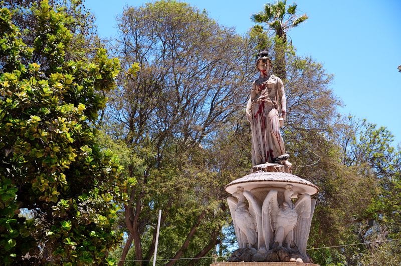 在 Copiapó 主廣場的雕像竟然被潑上紅色的油漆。