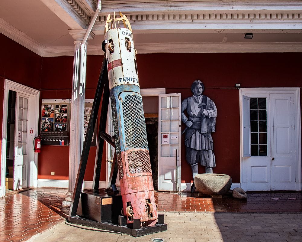 用於營救 33 名礦工的膠囊，位於智利科皮亞波阿塔卡馬地區博物館。