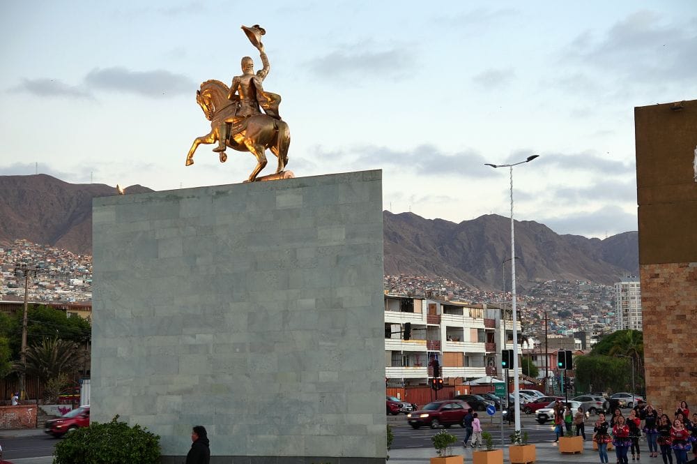 距離科隆廣場不遠處的 Monumento a Bernardo O'Higgins Riquelme，這裡維護的還不錯；Espacio Urbano Antofagasta+ 購物中心就在身後。