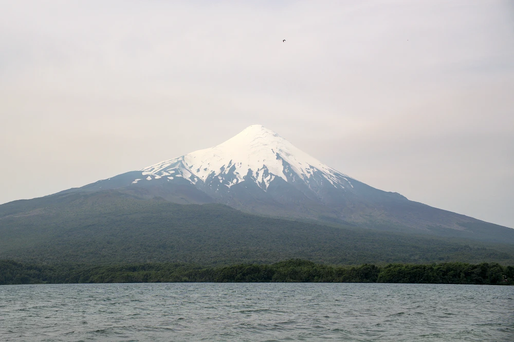智利延基韋湖景點【Llanquihue Lake】環湖深度探索自由行|湖畔小鎮介紹、交通、住宿與旅遊指南 3 延基韋湖 (Llanquihue Lake) 對岸的奧索爾諾火山。