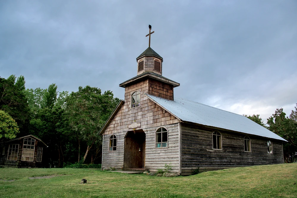 智利奇洛埃島【Chiloé Island】4 天終極旅遊指南：UNESCO 木造教堂、高腳屋與神話地點一次玩透