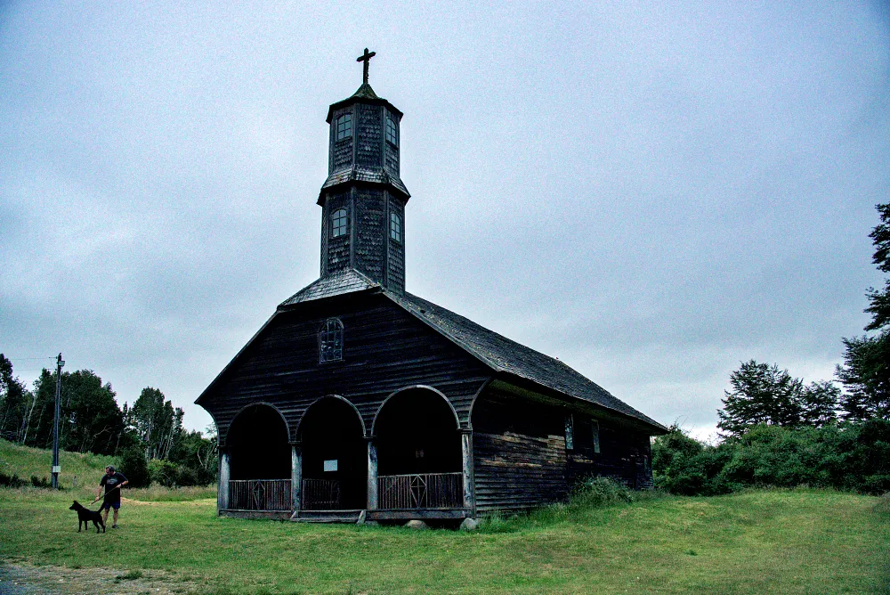 智利奇洛埃島【Chiloé Island】4 天終極旅遊指南：UNESCO 木造教堂、高腳屋與神話地點一次玩透