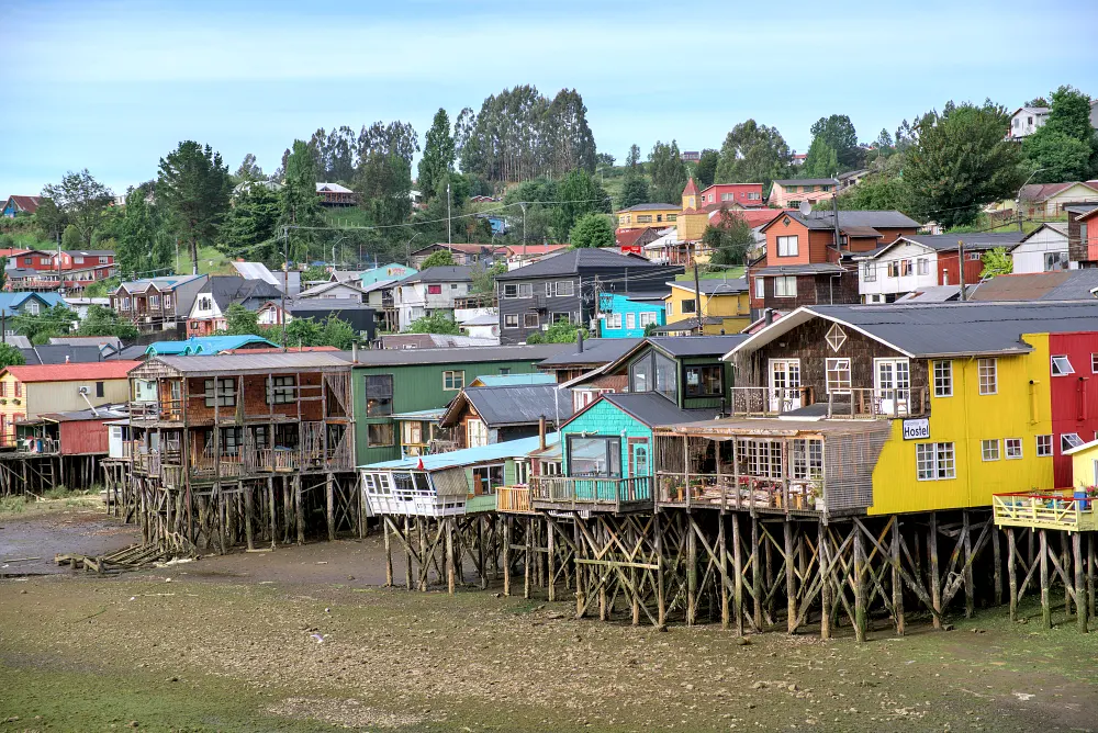 智利奇洛埃島【Chiloé Island】4 天終極旅遊指南：UNESCO 木造教堂、高腳屋與神話地點一次玩透