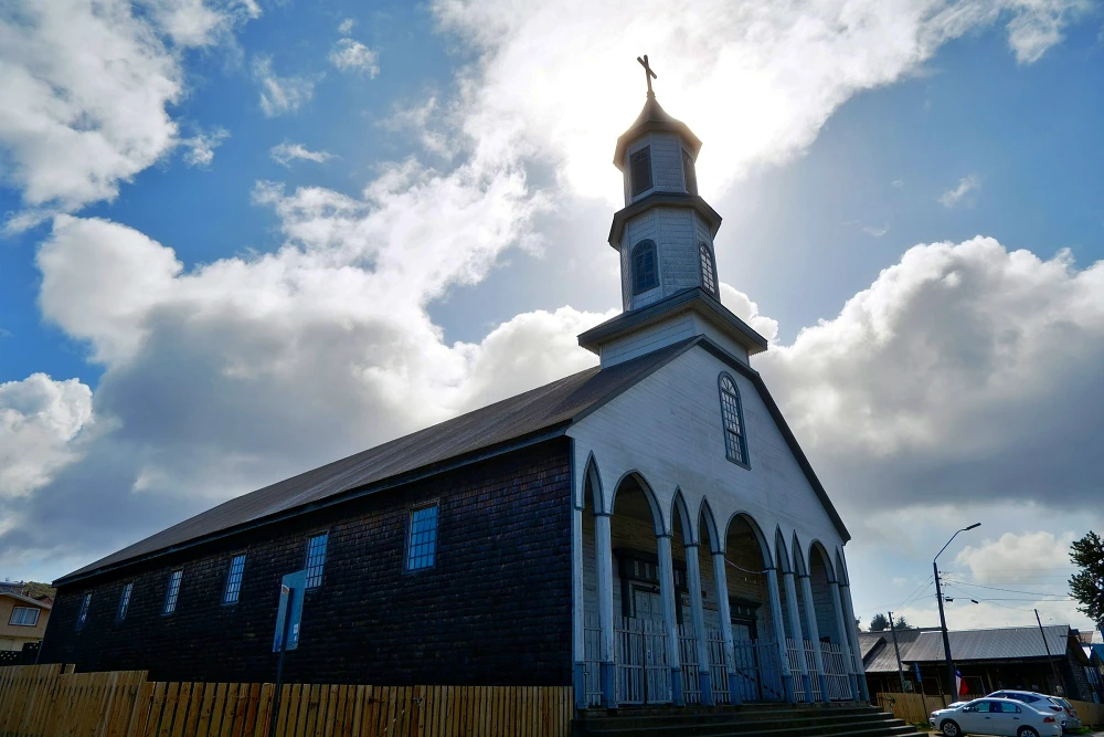 智利奇洛埃島【Chiloé Island】4 天終極旅遊指南：UNESCO 木造教堂、高腳屋與神話地點一次玩透
